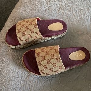 Beautiful sliders I wore these twice❤️⚜️